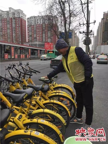 郑州街头21万辆小黄车开始“洗脸” 执法部门点赞