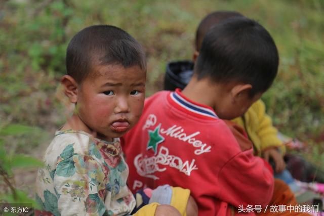 穷小伙向姐姐借钱，姐姐不借还泼了他一身冷水，回到家时傻了眼