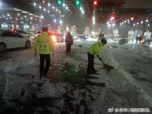 12℃+突降“暴”雪的夜晚，青岛那些不着急回家的人……致敬！