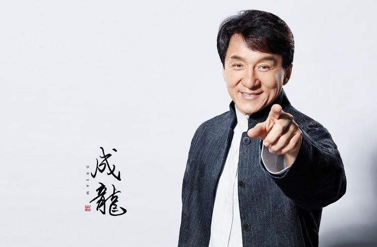 张艺谋都带不火，却被成龙看中后一炮而红，现成娱乐圈纯洁天使