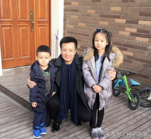 61岁阎维文全家近照,呵护患癌妻子20年,女儿漂