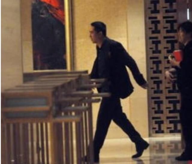 靠自己努力因拍片受伤,现已在影视界混得风生