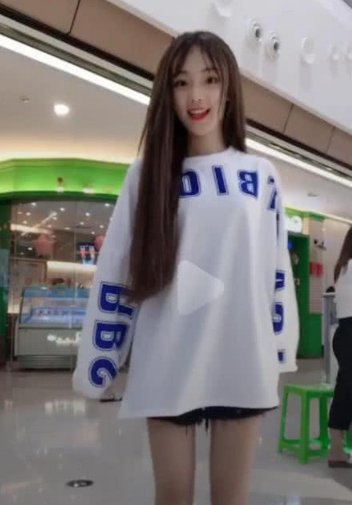 抖音美女公开玩下衣消失,后面情侣的表情凉了