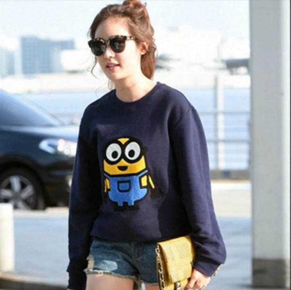 十一月别再穿大风衣,今秋流行卫衣+奶奶裤,让