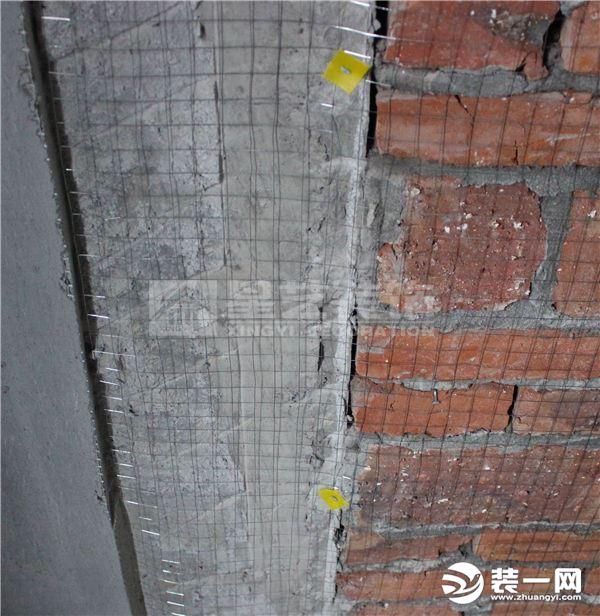 砌砖前为什么要对砖洒水湿润?为什么又不能过湿?如何控制其含水率?