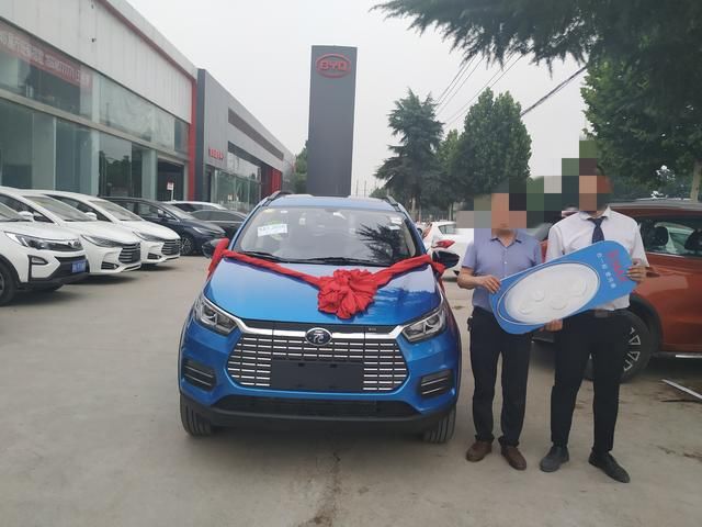 比亚迪纯点小钢炮元EV360首批车主开始交车