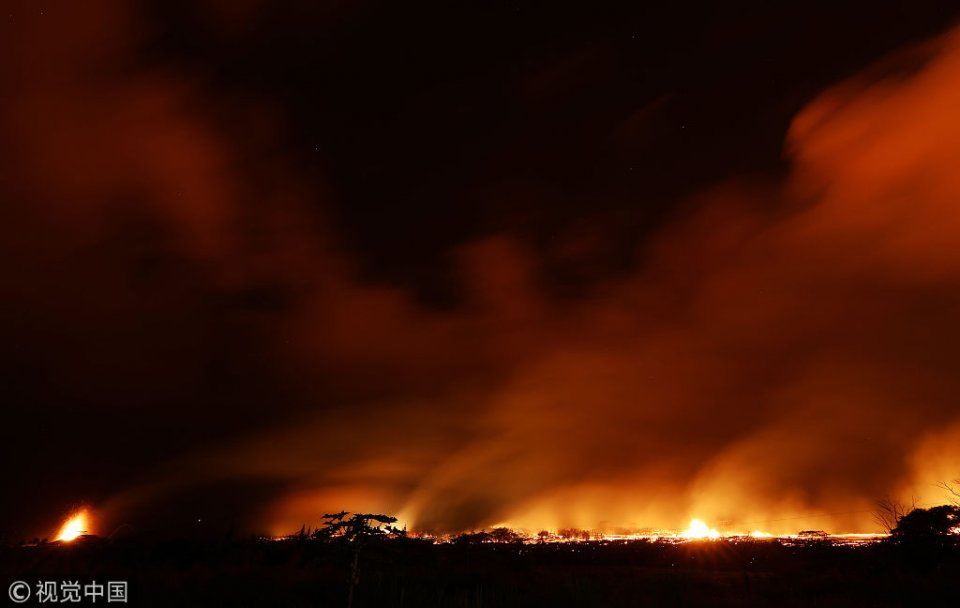 夏威夷火山持续喷发 炽热熔岩喷涌而出