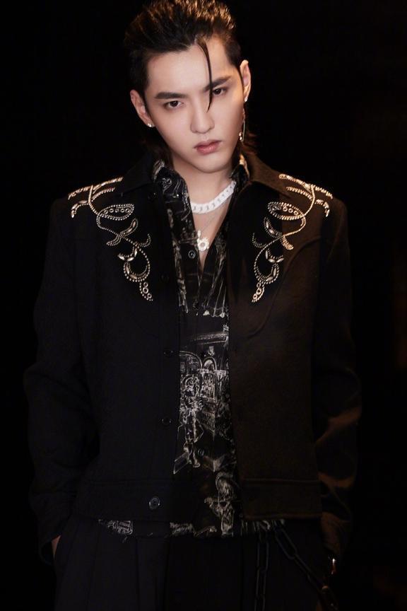 吴亦凡发新曲《大碗宽面》鹿晗黄子韬接连打c