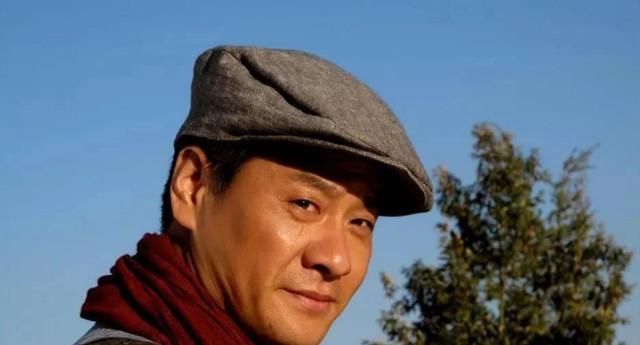 双耳失聪的他曾红过吴京，为娶娇妻抛弃妻女，如今怎样了？