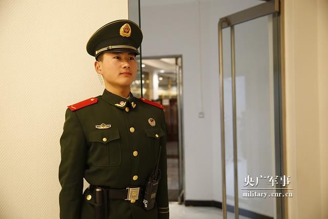 背对春晚现场,他们是荧屏后最可爱的人