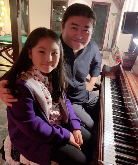 李湘深夜晒王诗龄与刘欢合照,网友:调侃莫名父