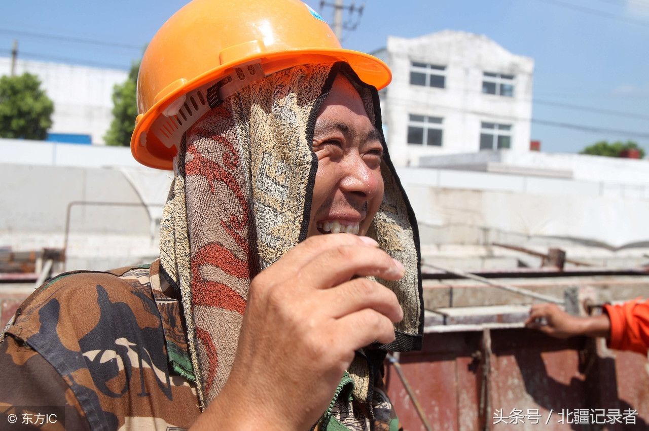 40度高温下干活的农民工，汗流不止，没有天价合同，活得很开心