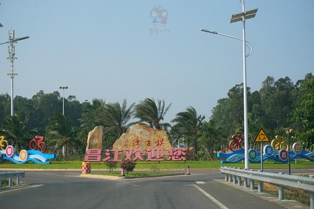 别再只盯着三亚了！海南还有随便捡鱼的海滩和野果满树的古村！