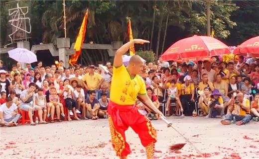 黄飞鸿第6代传人，擅长佛山无影脚，曾击退20名壮汉