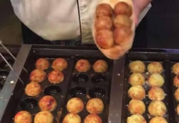 女子下班后卖“小吃”, 15元一份, 收入比上班高, 顾客帮忙打下手