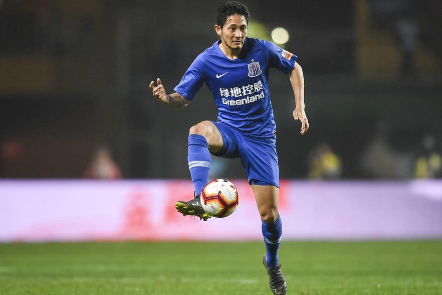 富力2-1申花 扎哈维头球破僵后霸气展臂庆祝