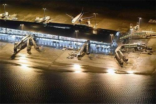 中国游客滞留关西机场,因受强台风影响,700余