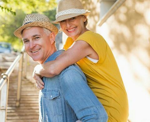 你觉得中老年离异丧偶人,再婚是领证好?还是搭