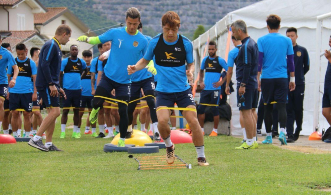 江苏苏宁全体球员夏季集训,然后与佛罗伦萨地