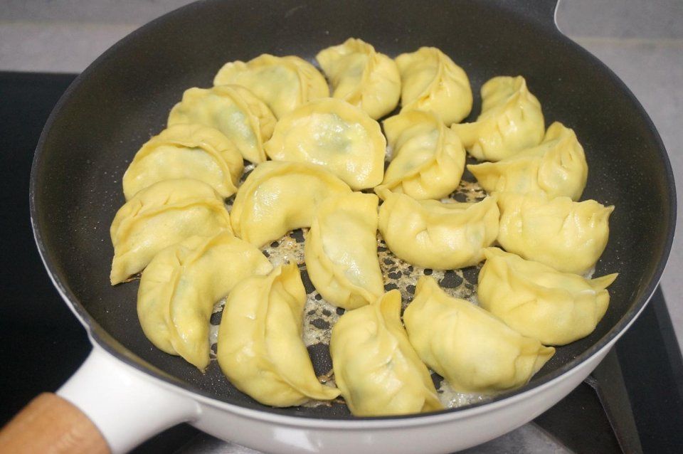 别再拿玉米面蒸窝头了,做一锅冰花煎饺,补钙降血压,女人吃减肥