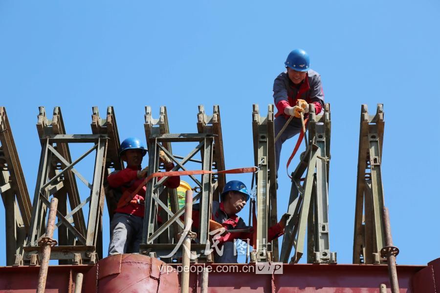 中俄界江黑龙江大桥紧锣密鼓施工建设中