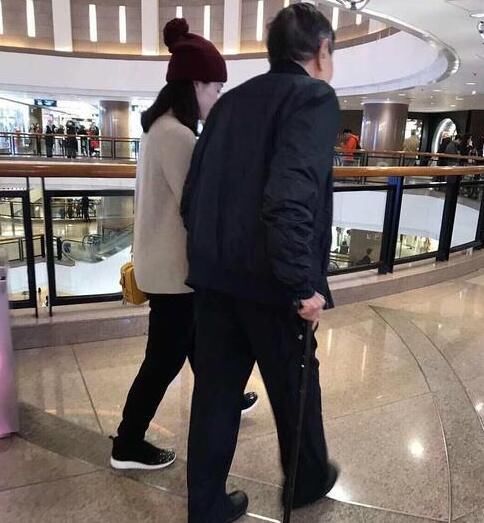 杨振宁身体硬朗 ,与翁帆逛街健步如飞,翁帆狂刷