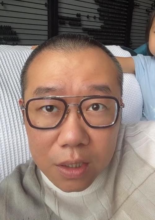 43岁涂磊现身婚礼走穴，现场氛围太严肃，网友：司庆不如撒贝宁
