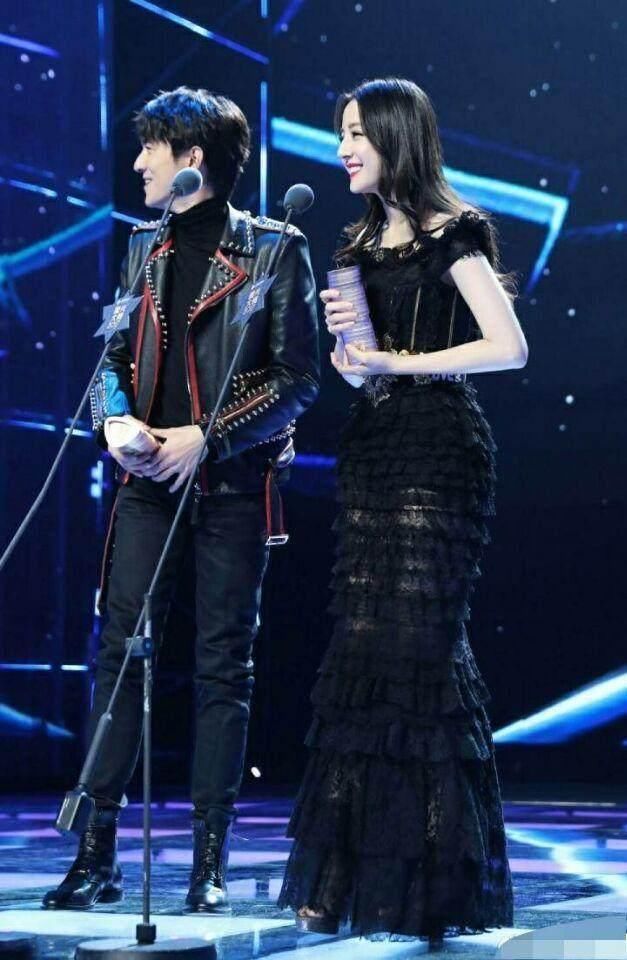 林更新发表获奖感言,却被主持人 请 下台,尴尬了