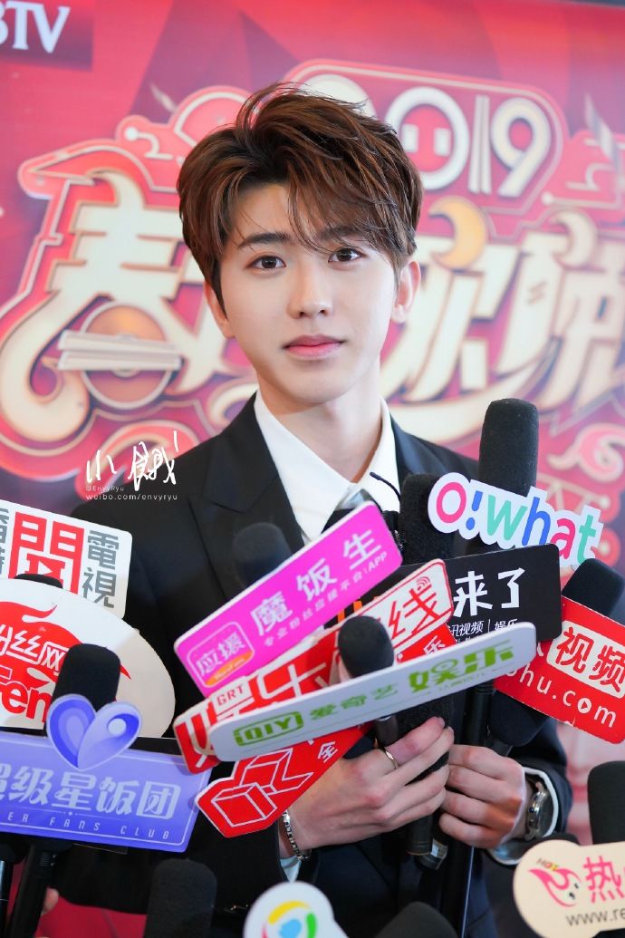 蔡徐坤北京春晚发布会采访高清图曝光,西装坤