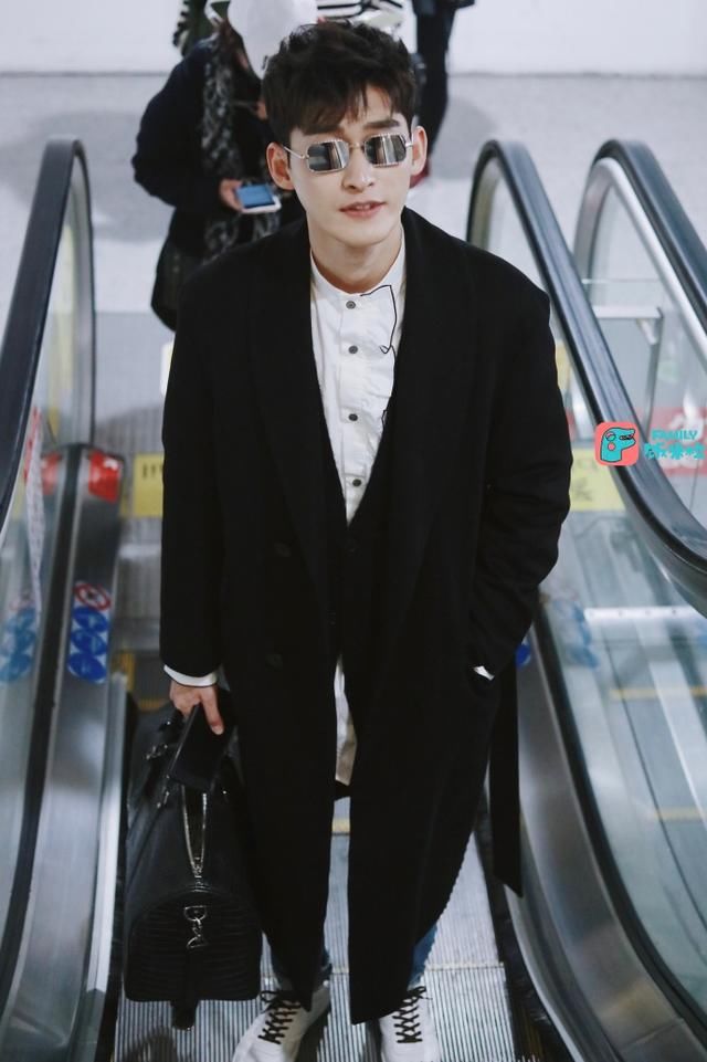 张翰戴墨镜穿风衣现身机场白嫩帅气,网友:好喜