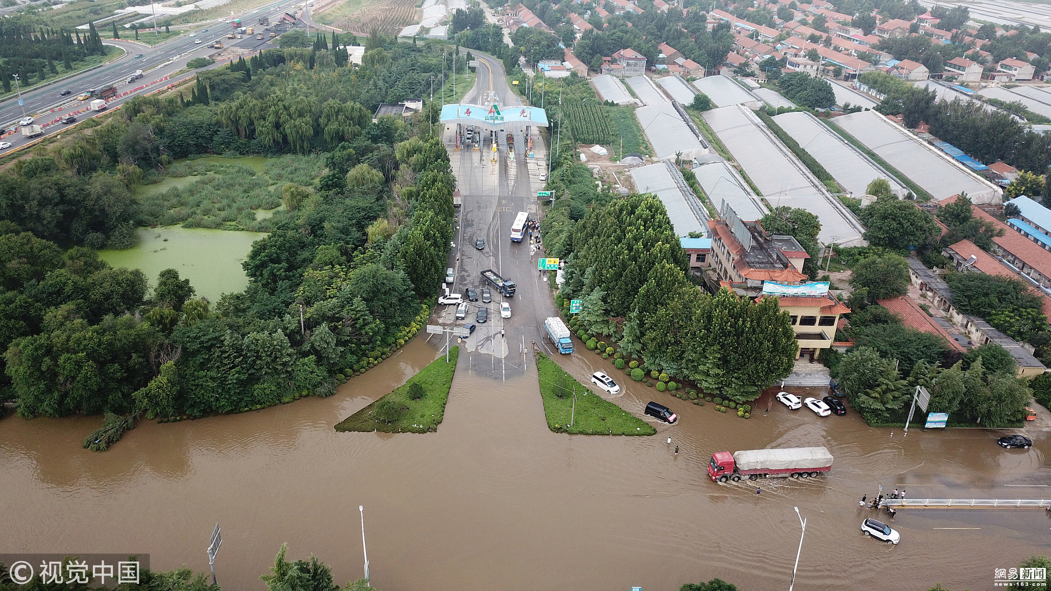 航拍寿光救援现场 消防官兵抢险排涝