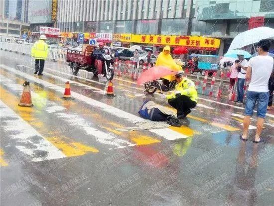 这位交警顺便做了一件事 成了咱潍坊的又一位“网红”