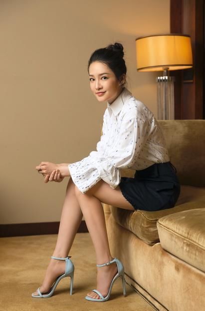 李沁晒出美照，仙气飘飘实在太美，配文保护当下