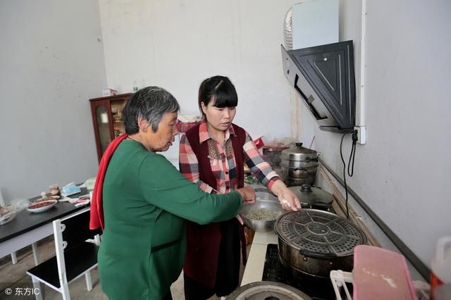 拎了一箱苹果和饮料回婆婆家，小侄子无意的话，我决定再也不回来