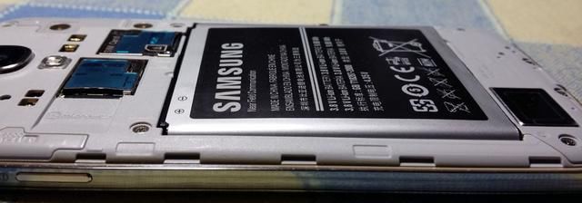 假如你手机的电池鼓包了,还能继续使用吗?