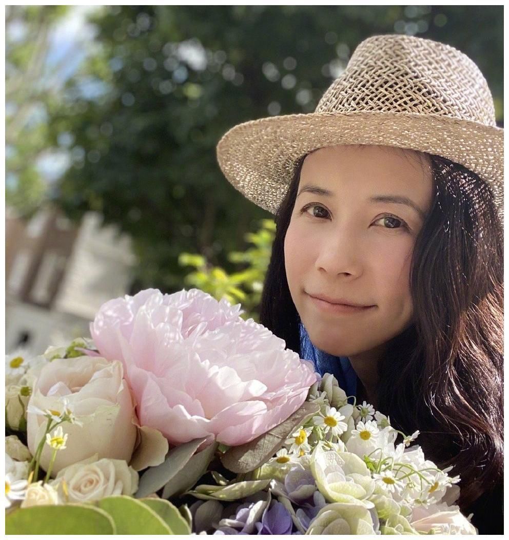 50岁莫文蔚庆结婚九周年，夫妻同款幸福笑，痴恋多.