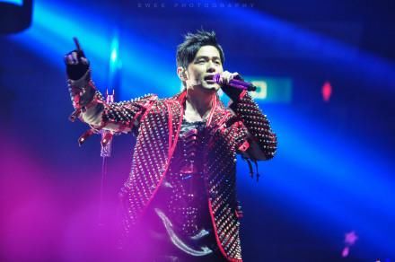 昆凌晒女儿第一次体验溜冰照,小小溜冰鞋尽显