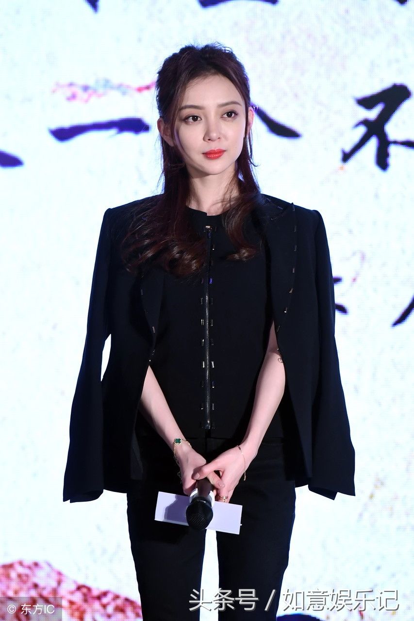 汪小敏出席活动,看着这一身黑我实在不知怎么