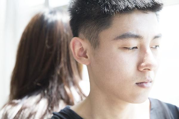 男生说喜欢你却不主动联系你 他未必就是在冷落你