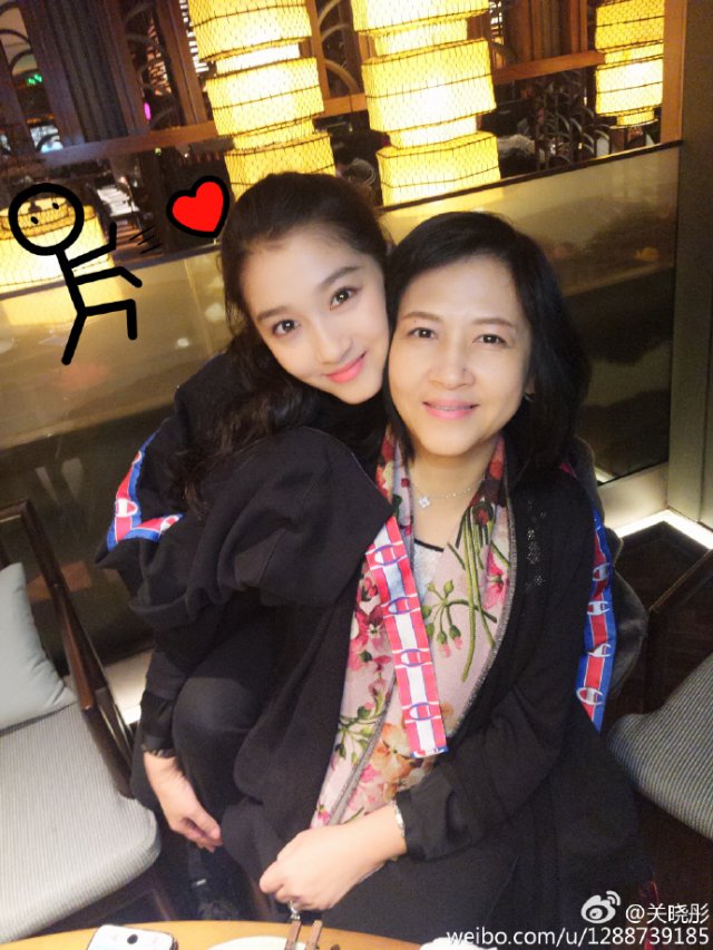 父母同脸的明星：关晓彤妈妈基因强大，谢娜跟妈妈神态都一模一样