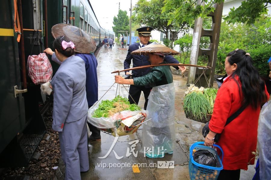 贵州凯里:慢火车“乘”载老百姓的脱贫梦