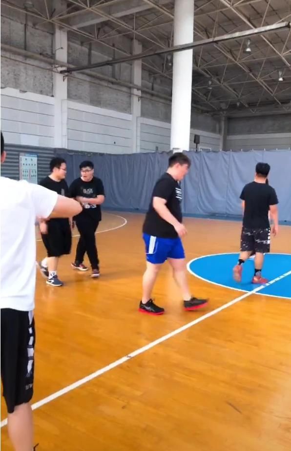 赵本山22岁儿子打篮球减肥超卖力,跟爸爸长得