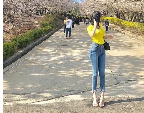 牛仔紧身裤如那芬芳的樱花一般,让你美到陶醉