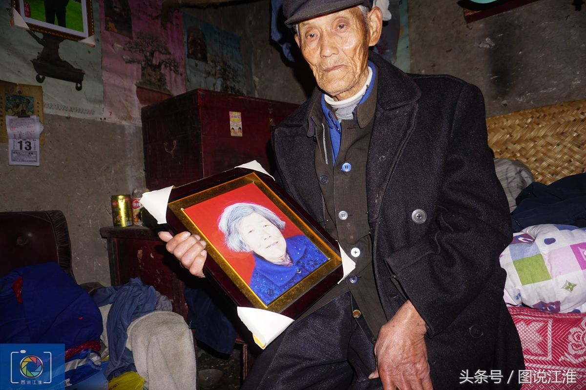 82岁老人经常晚上抱着去世老伴照片,孤单一人