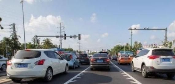 左拐车道直行违章吗