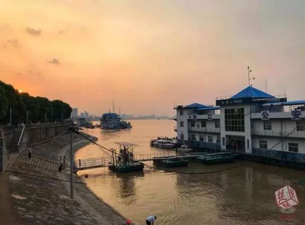 湖北黄石一家5人长江游泳失踪,另有3名初中女