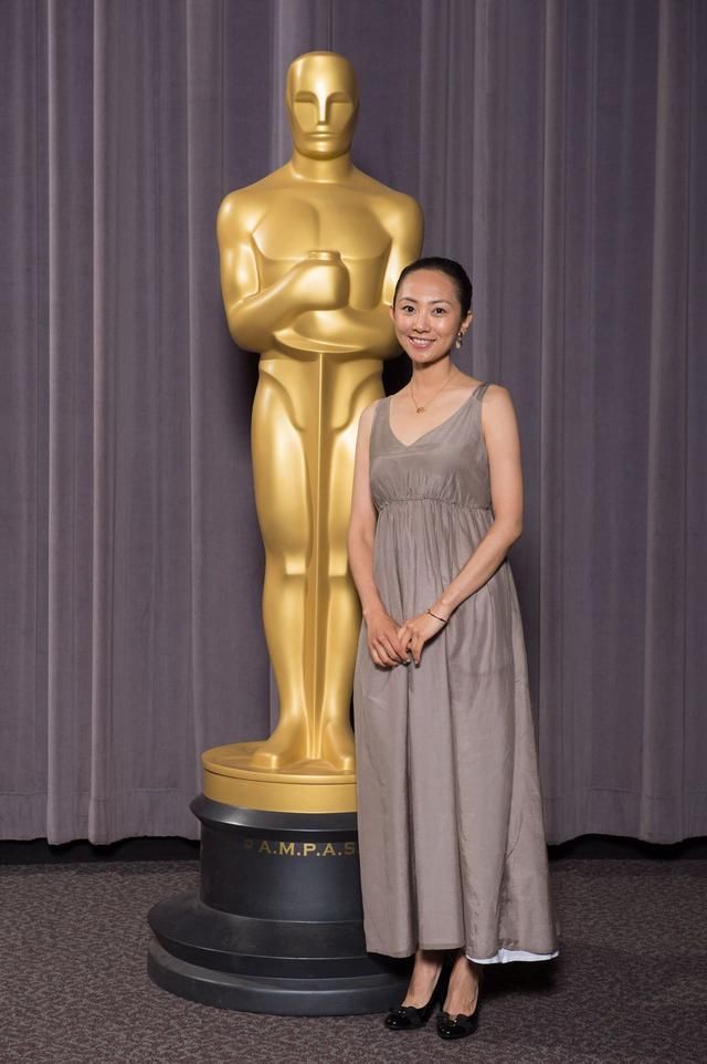 父亲是著名作家,她拜师李安和冯小刚,拍第一部