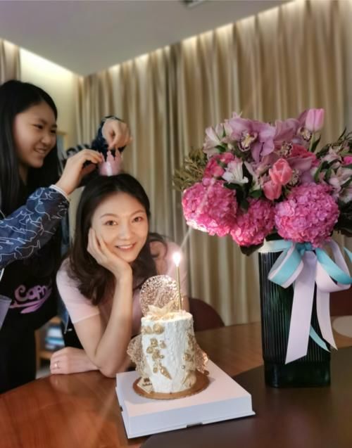 张艺谋小31岁娇妻晒照庆生！小女儿为妈妈戴皇冠，长得太像爸