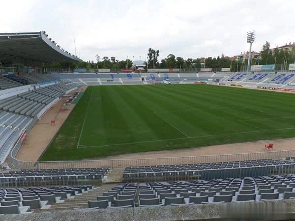 西班牙第三级别联赛球场:武磊和高雷雷的球队