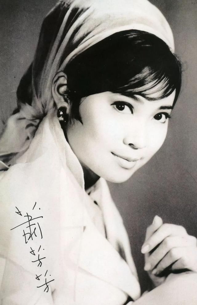 《世上只有妈妈好》的原唱,当红时甩掉谢贤,天生残疾却活成传奇